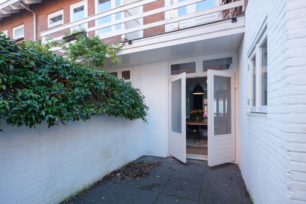 Charming 1930s end-of-terrace house