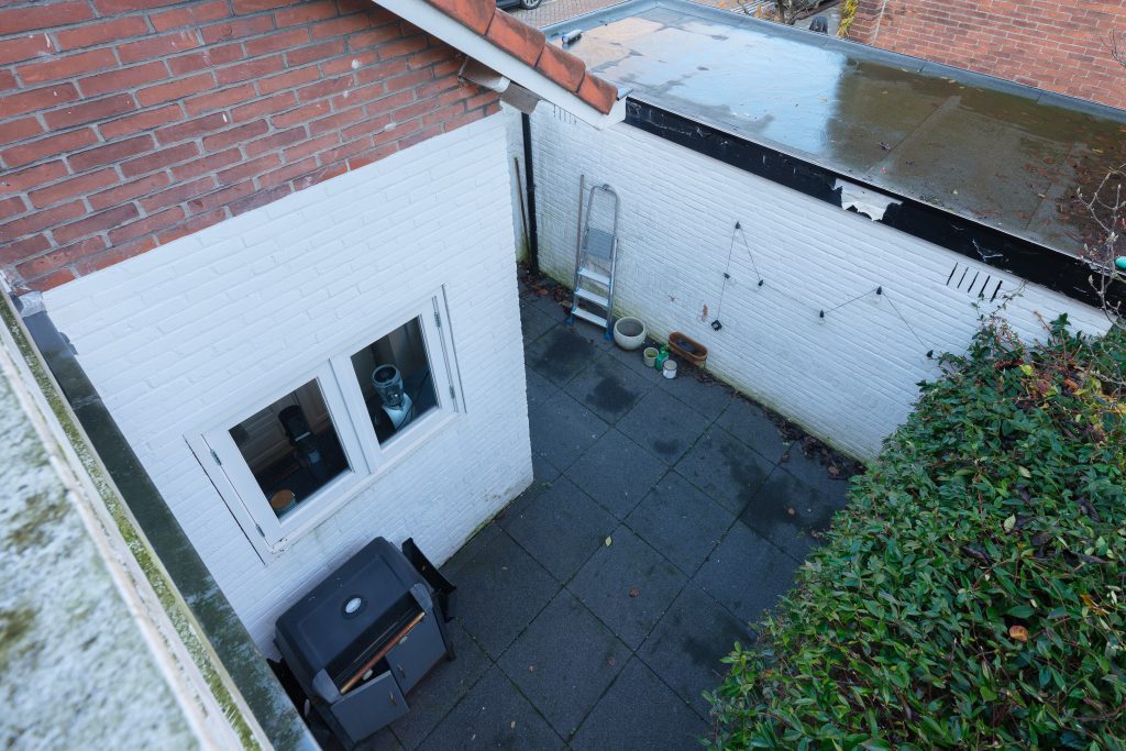 Charming 1930s end-of-terrace house