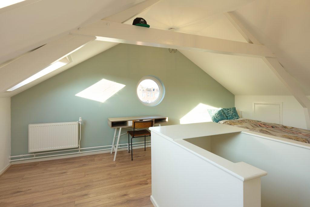 Charming 1930s end-of-terrace house